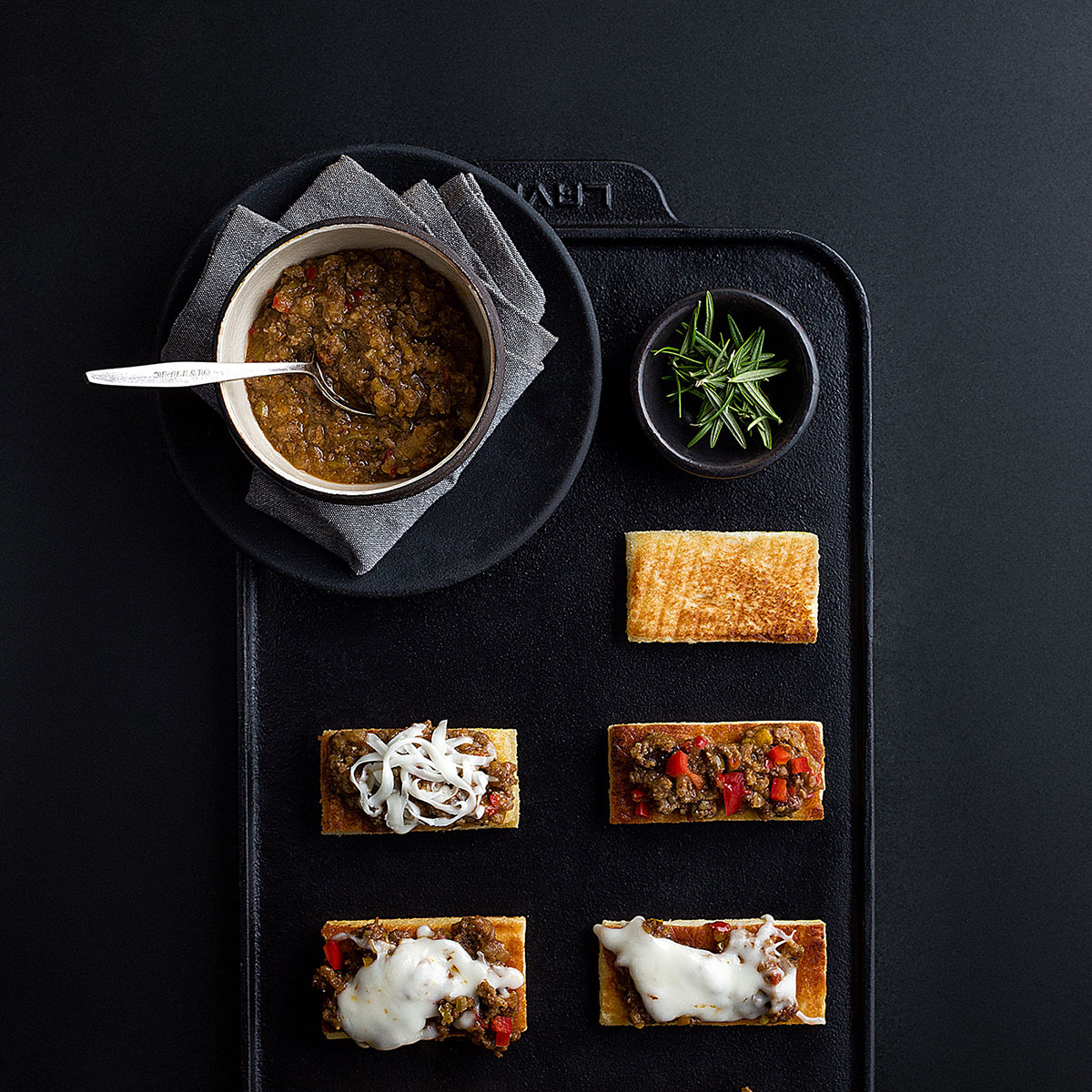 Crackers with Beef Ragout